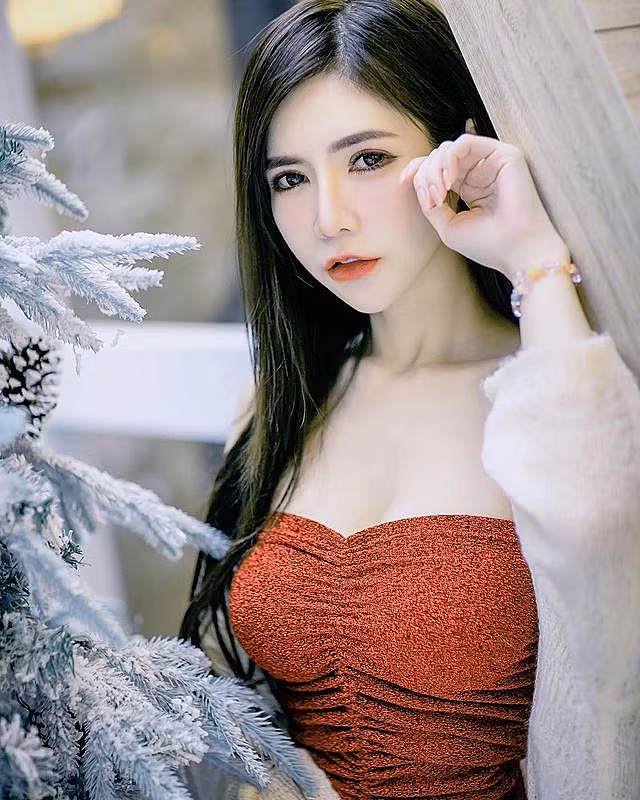 Qua những hình ảnh có thể thấy, trang phục của hot girl thường có những đường cắt xẻ táo bạo, nếu không khoe eo thon cũng khoe được ngực khủng.