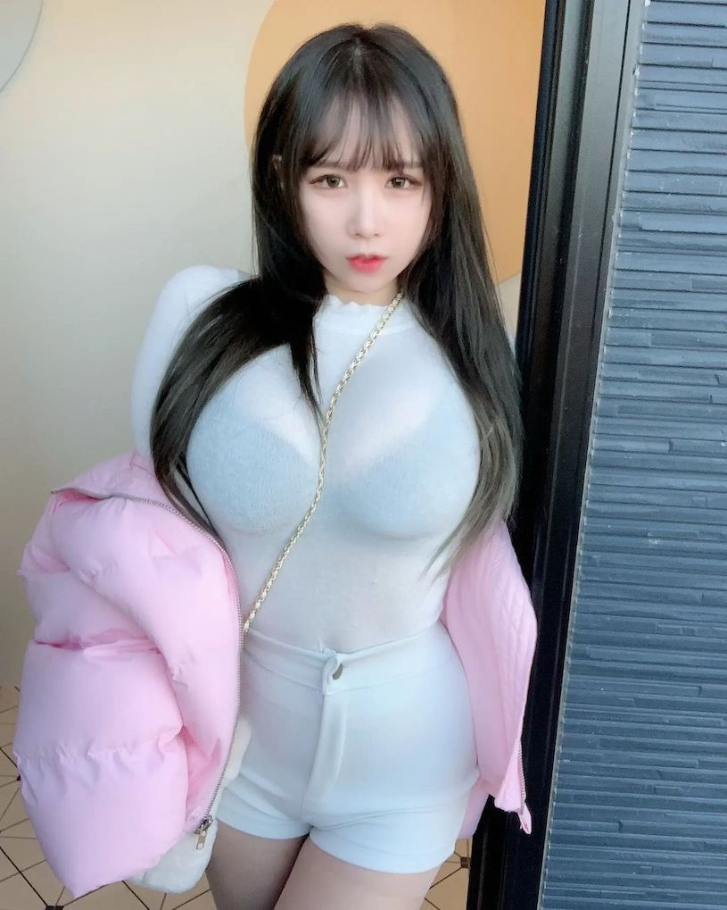 Đa số mọi người đều khen ngợi cô nàng có thân hình đồng hồ cát chuẩn Âu Mỹ nhưng cũng khuyên hot girl nên bớt chiêu trò để giữ thiện cảm của mọi người.