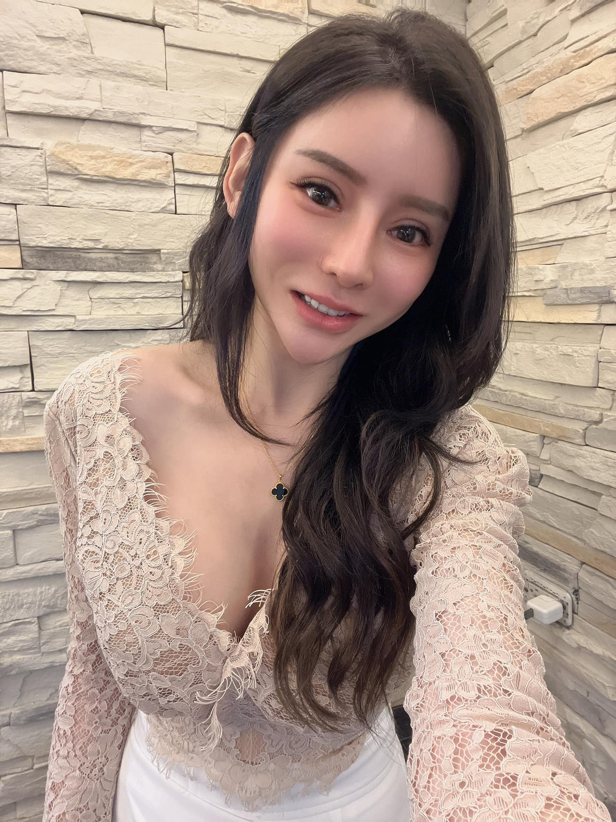 Họ cho rằng cô nàng cố tình ăn mặc hở hang để được chú ý, tạo đà tên tuổi, kéo khách đến salon.