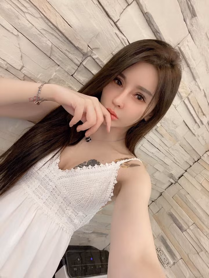 Trước những lời chỉ trích này, Tiền Khải Lỵ vẫn giữ thái độ im lặng, cô nàng cho rằng thanh giả tự thanh, không cần phải giải thích hay đáp trả những người không thích mình.