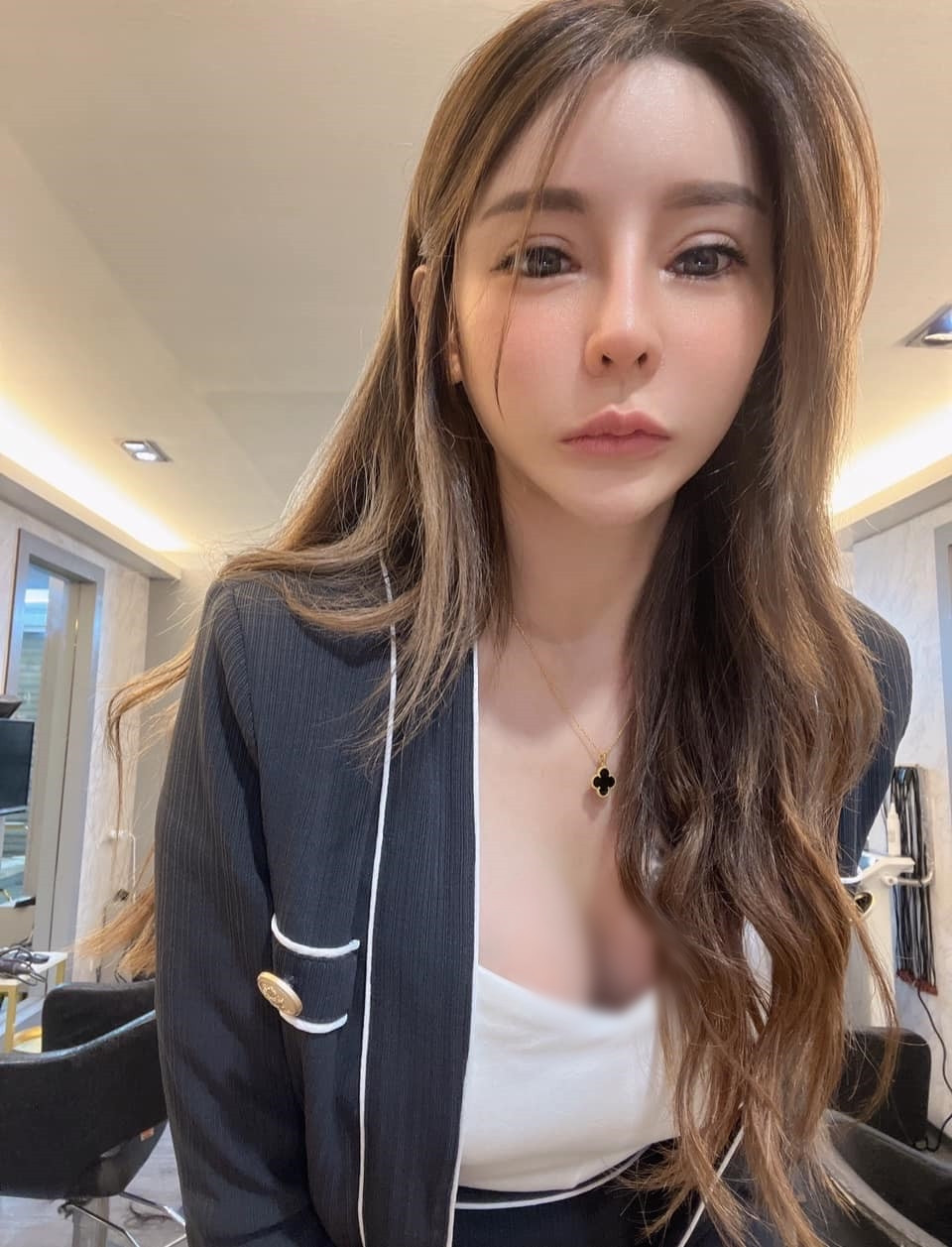 Sau một thời gian "truy lùng", danh tính của hot girl xinh đẹp này cũng được tìm ra. Cô nàng tên Tiền Khải Lỵ, hiện đang làm việc tại một salon tóc ở Tân Trang, Tân Bắc, Đài Loan.