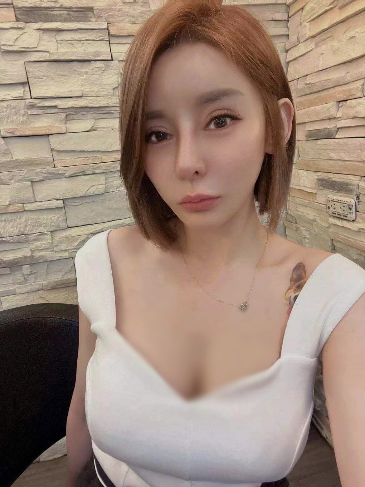 Những ngày gần đây, cư dân mạng chia sẻ những hình ảnh về một hot girl làm ở tiệm cắt tóc có khuôn mặt xinh đẹp như búp bê và thân hình nóng bỏng.