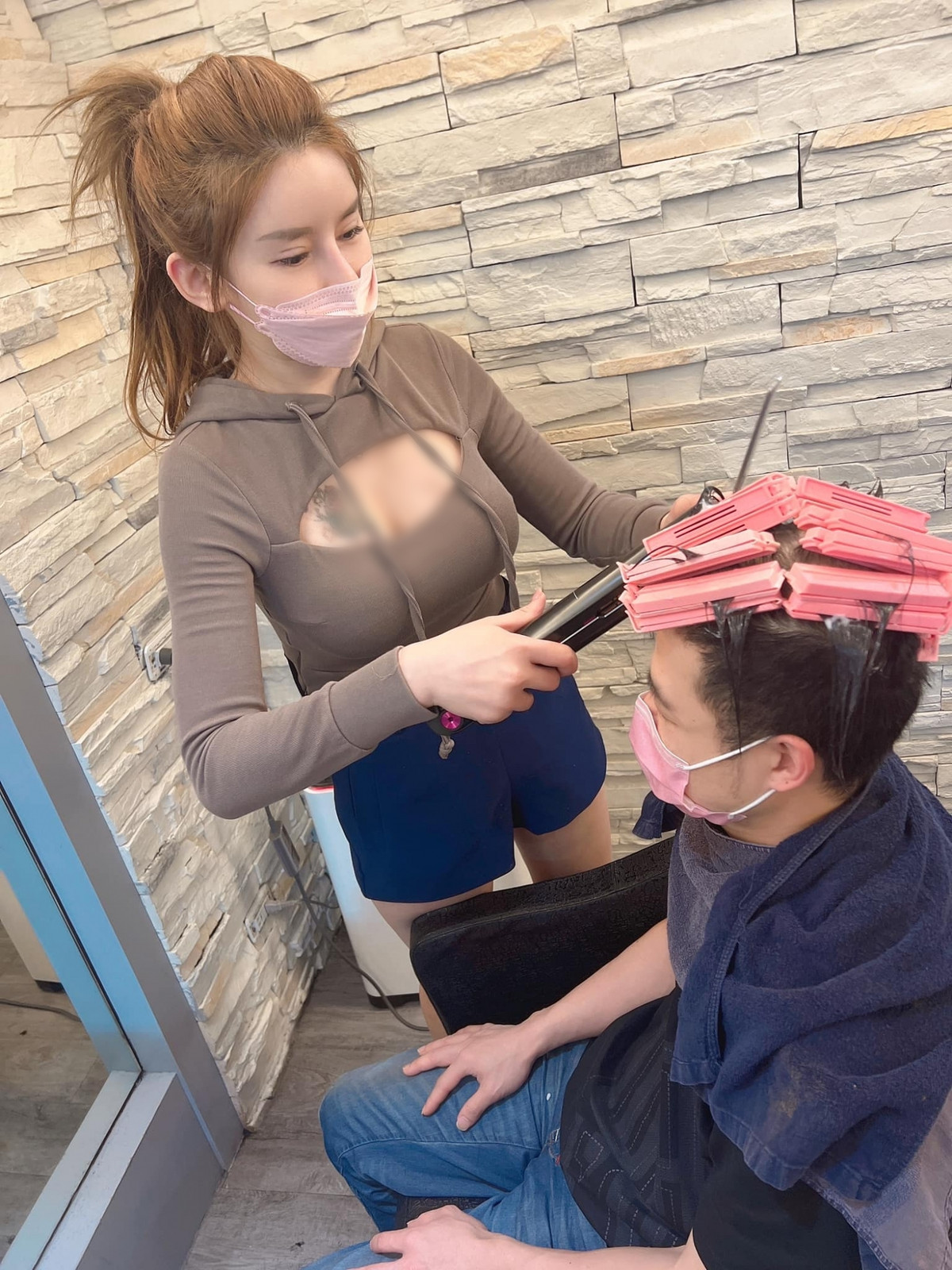 Đặc biệt, trang phục khi làm việc của cô nàng có phần hở hang, khoe trọn bộ ngực đầy đặn, quyến rũ.