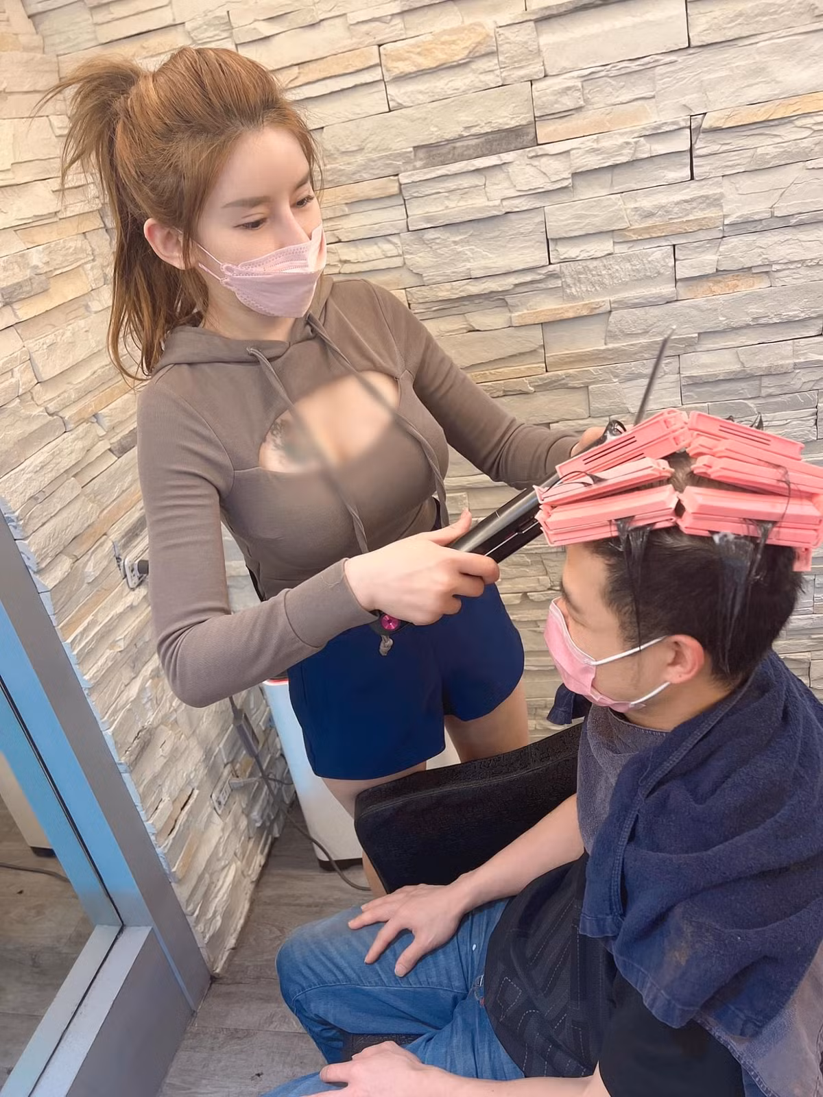 Đặc biệt, trang phục khi làm việc của cô nàng có phần hở hang, khoe trọn bộ ngực đầy đặn, quyến rũ.