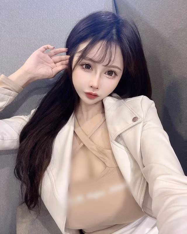 Hình ảnh chụp được Ngải Phi ở quán lẩu có lẽ là do cô nàng đang giúp đỡ bạn bè, không phải làm việc chính thức ở đó.