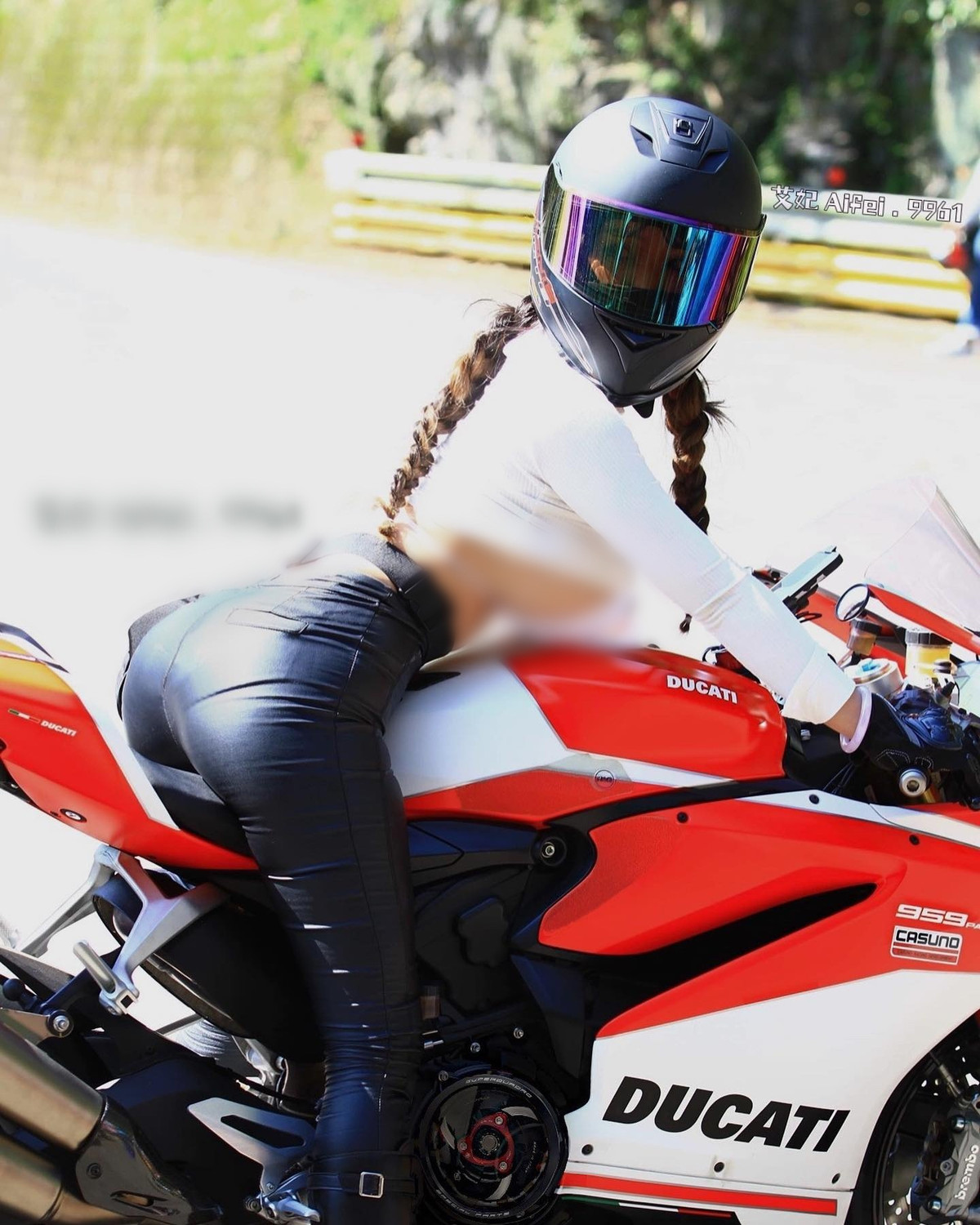 Những hình ảnh Ngải Phi diện đồ gợi cảm, tạo dáng bên những chiếc xe phân khối lớn tiền tỷ cũng từng được chia sẻ rầm rộ và nhận được vô số lời tán dương.