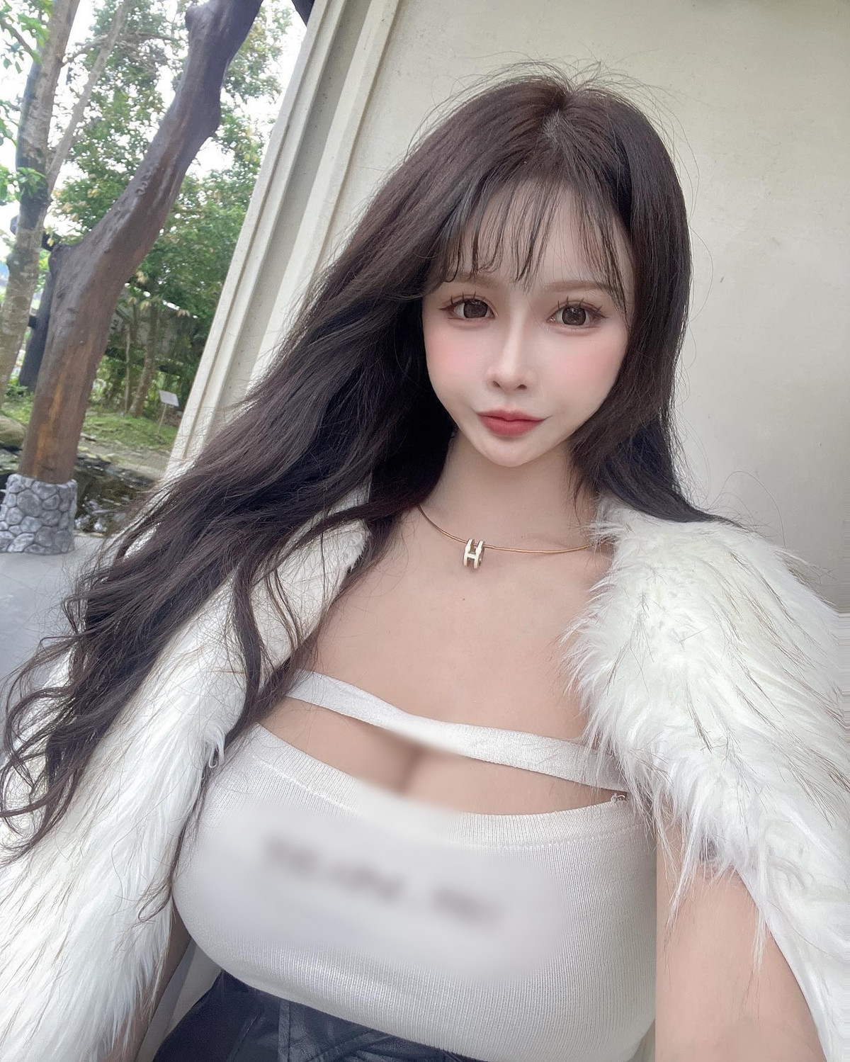 Dù là siêu xe ô tô hay các dòng xe máy hạng nặng, hot girl nóng bỏng này đều rất quen thuộc và dễ dàng sử dụng, điều khiển.