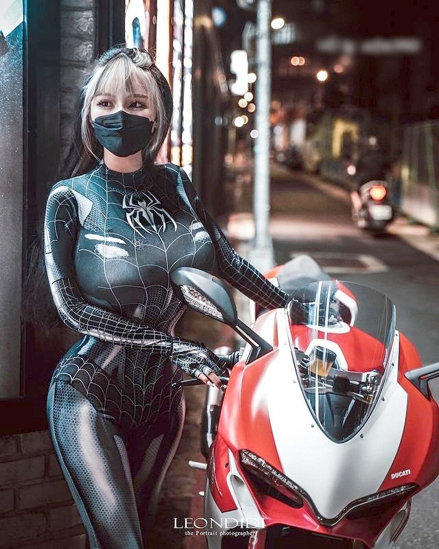 Mới đây, theo kịp xu hướng những bom tấm mới của hãng Marvel, hot girl Ngải Phi cũng hóa thân thành siêu anh hùng người nhện, nhận được cơn mưa lời khen vì vóc dáng quá nuột nà.