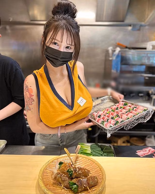 Mới đây, cư dân mạng thi nhau lan truyền những hình ảnh một hot girl làm việc tại quán lẩu. Cô nàng có vẻ đẹp cực kỳ bắt mắt, diện trang phục xẻ sâu, khoe ngực khủng.