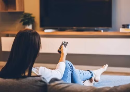 Xem phim truyen hinh ca ngay lan dem, nguoi phu nu gap hoa lon