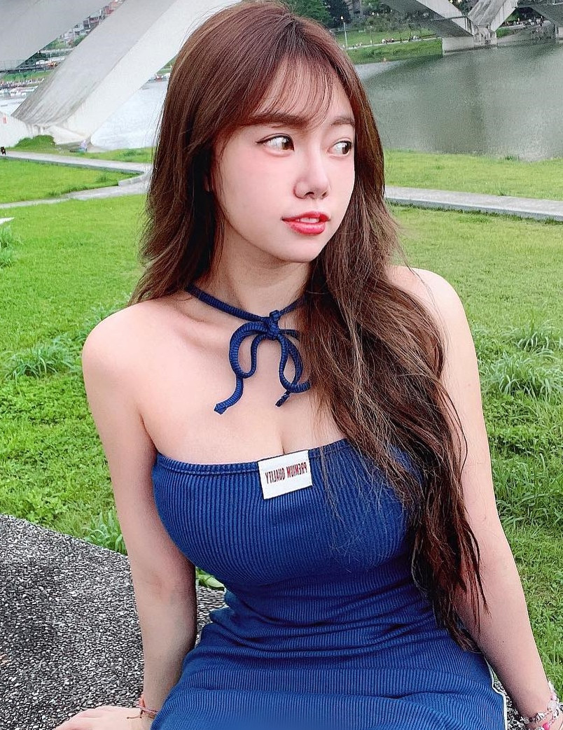 Chính vì thế, dù đi sự kiện, làm việc hay dạo phố, Mễ Mễ cũng sẽ chọn các trang phục bó sát, thiếu vải để khoe dáng vóc của mình.