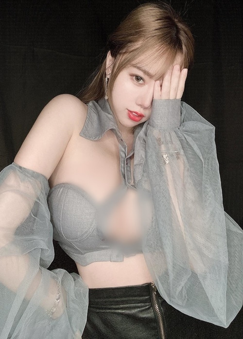 Theo nhiều người, trang phục của Mễ Mễ, cụ thể là chiếc áo của cô nàng, có thiết kế kỳ cục, hở hang quá đà và cực kỳ vô duyên.