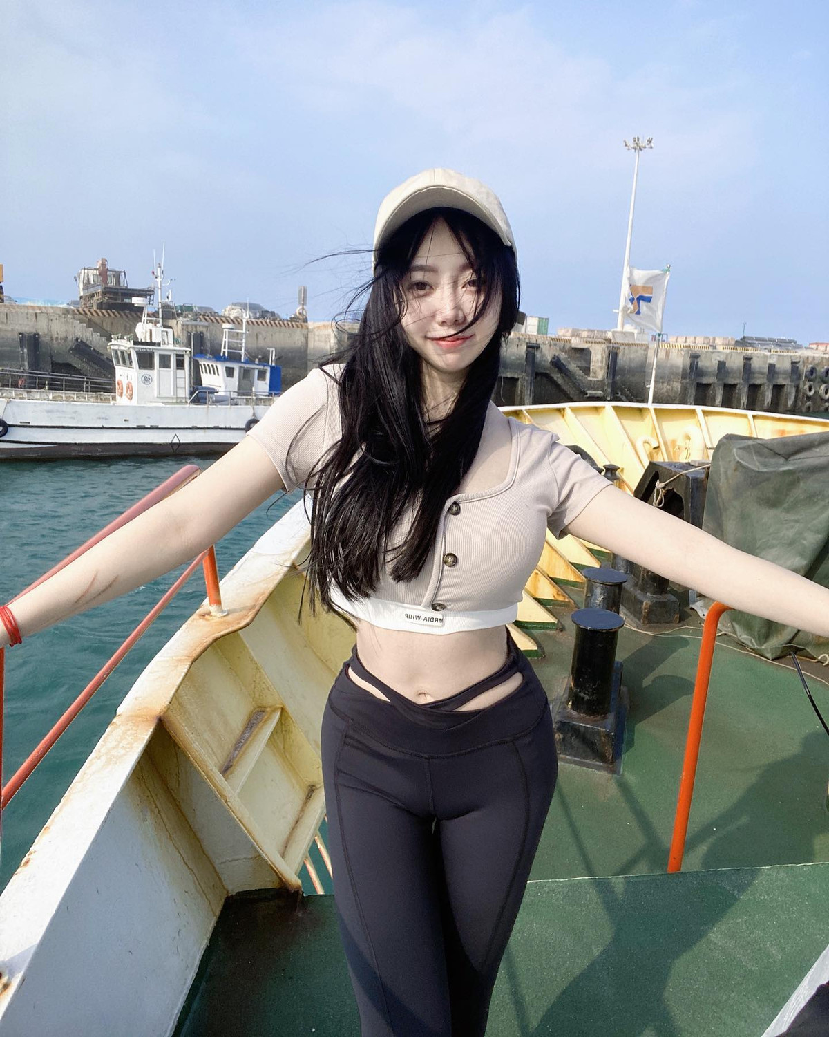 Các fan hâm mộ của Mễ Mễ cũng cho rằng, cô nàng không nên dùng chiêu trò mà nên tập trung phát triển hình ảnh của bản thân một cách nghiêm túc và đúng đắn hơn.