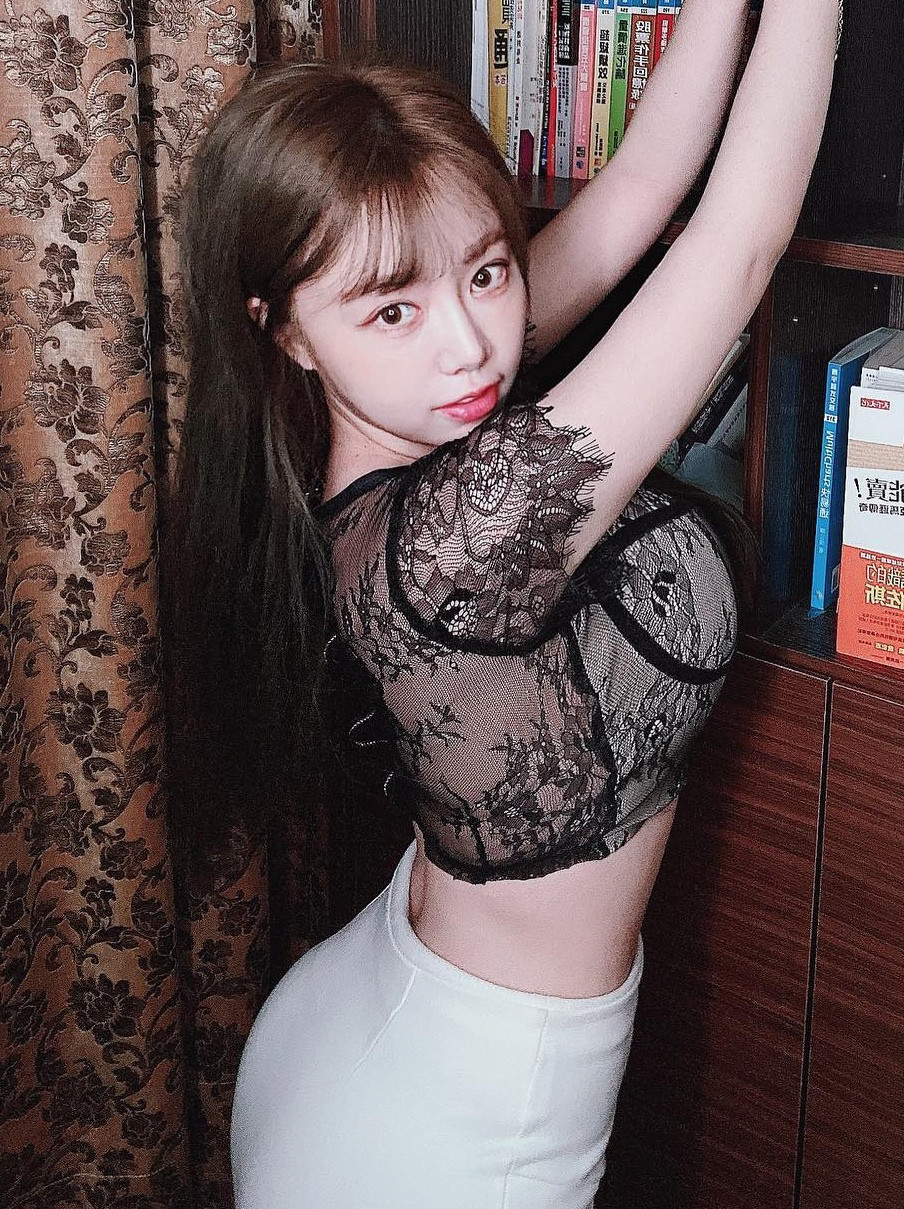 Chỉ cao 1m53 nhưng Mễ Mễ rất biết cách phối đồ khoe được tỷ lệ cơ thể vàng của cô nàng.