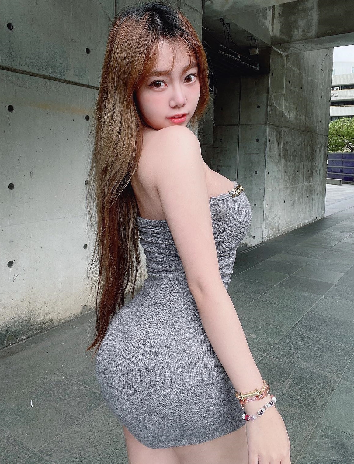 Theo tìm hiểu, Mễ Mễ là hot girl, người mẫu có tiếng trực thuộc công ty người mẫu JKF. Cô nàng cũng đứng ở vị trí host tại các sự kiện tầm cỡ của công ty.