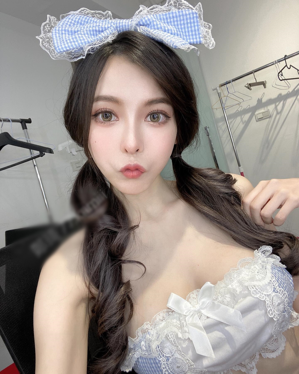 Trịnh Kỳ nổi tiếng là hot girl có khuôn mặt tinh xảo như búp bê, thân hình mảnh mai nhưng số đo ba vòng lại đẹp gần đạt mức hoàn hảo.