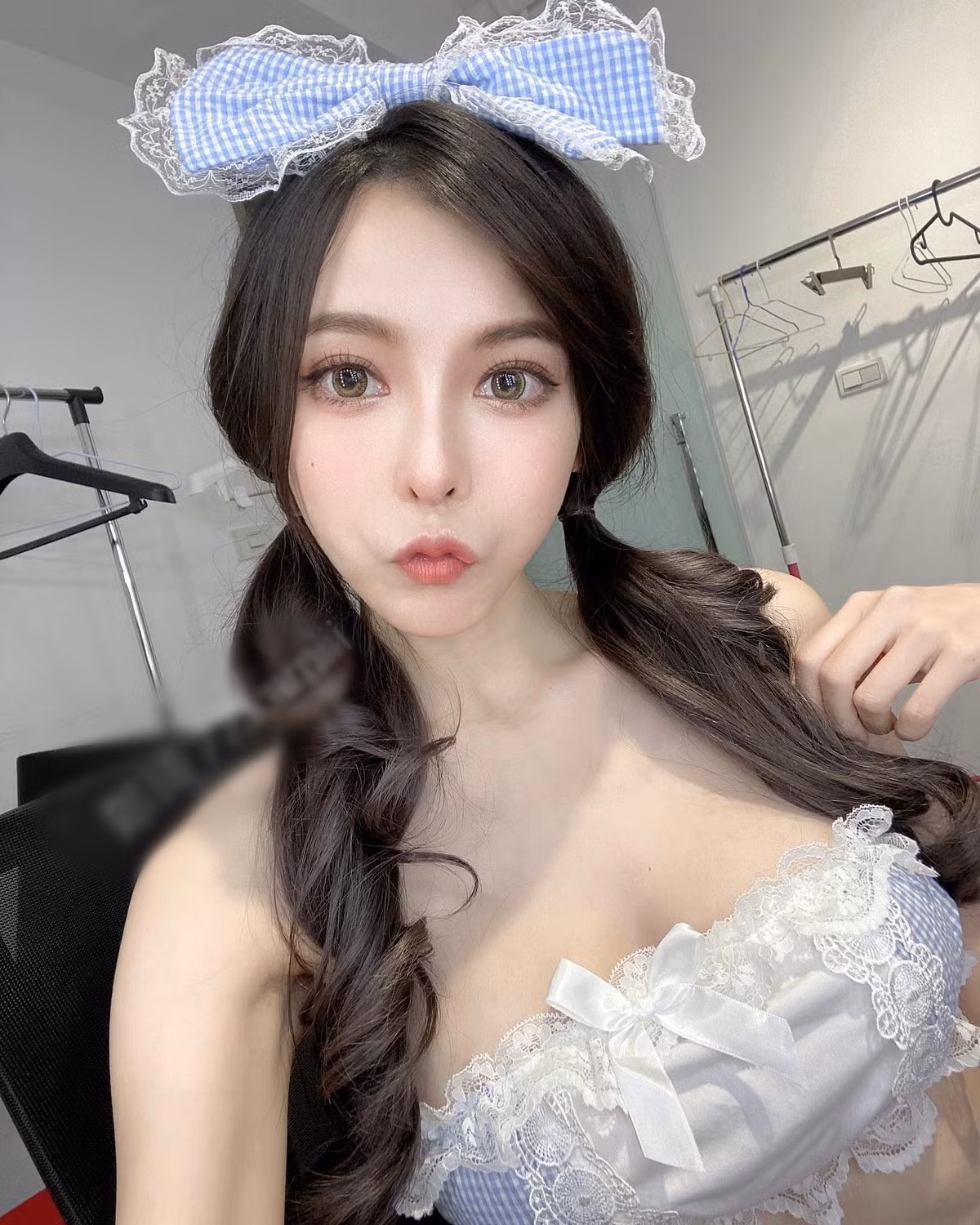 Trịnh Kỳ nổi tiếng là hot girl có khuôn mặt tinh xảo như búp bê, thân hình mảnh mai nhưng số đo ba vòng lại đẹp gần đạt mức hoàn hảo.