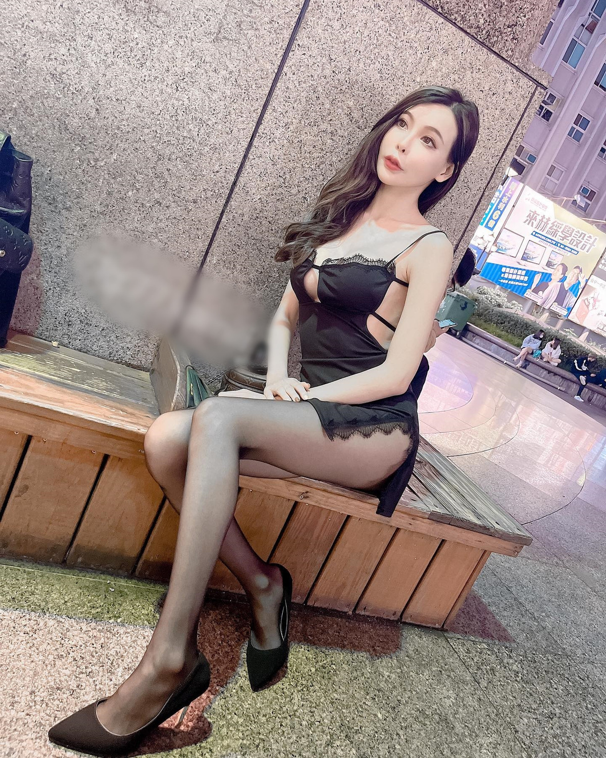 Mới đây, Trịnh Kỳ xuất hiện ở khu phố đi bộ nổi tiếng ở Đài Loan, thu hút không ít sự quan tâm, chú ý.