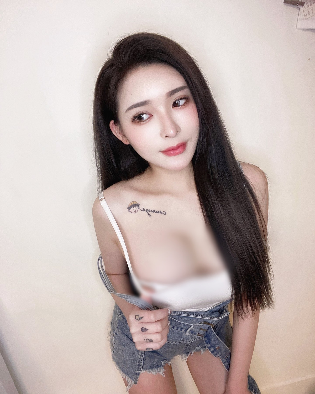 Dù mới gia nhập công ty người mẫu JKF chưa lâu nhưng cô nàng đã ngay lập tức trở thành tâm điểm chú ý.