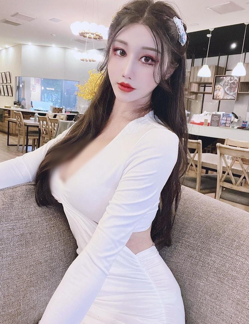 Hạ Tiểu Duẫn là hot girl, người mẫu sở hữu khuôn mặt xinh đẹp, đôi mắt hút hồn, làn da trắng như tuyết và thân hình chữ S nhiều người mơ ước.