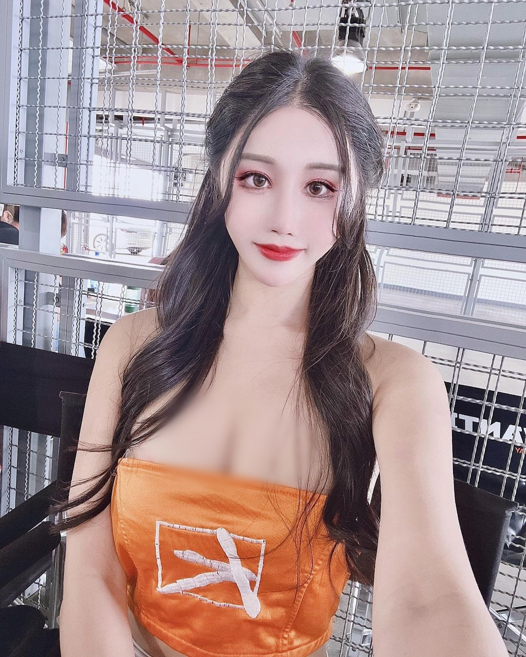 Hạ Tiểu Duẫn cao 1m65, nặng 48kg và số đo ba vòng cực chuẩn. Cô nàng cao, duyên dáng, hiện đang là một trong những hot girl gợi cảm nhận được nhiều duyên người qua đường nhất.