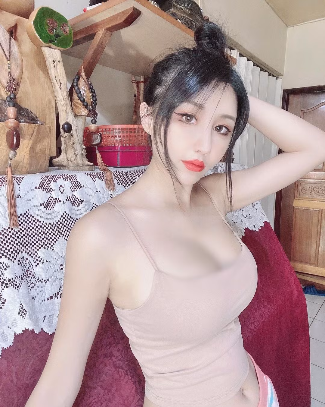 Đa số mọi người đều cho rằng dù không lộ mặt, Hạ Tiểu Duẫn vẫn có thể gây xôn xao nhờ thân hình đẹp chuẩn mực cùng làn da trắng nõn nà của mình.