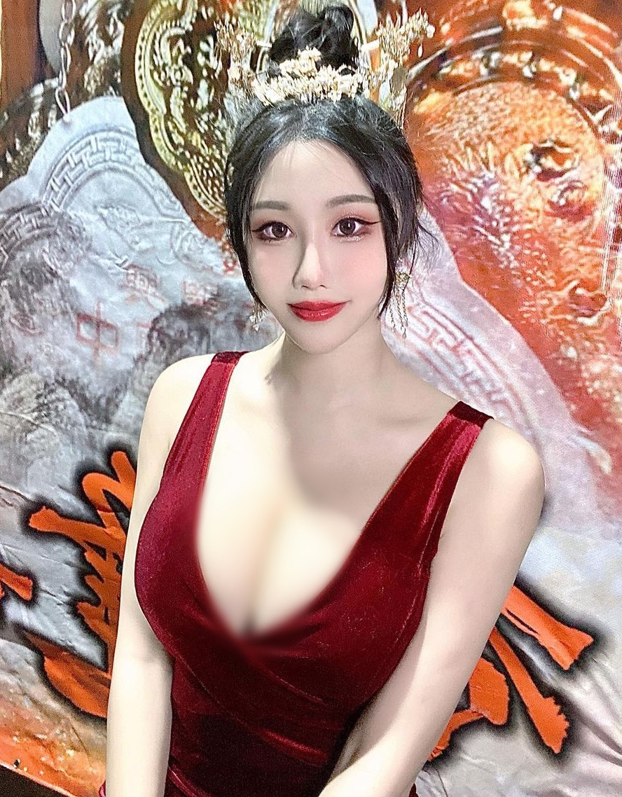 Điều này giúp Hạ Tiểu Duẫn nổi bật và thu hút dù diện trang phục biểu diễn hay trang phục đời thường.