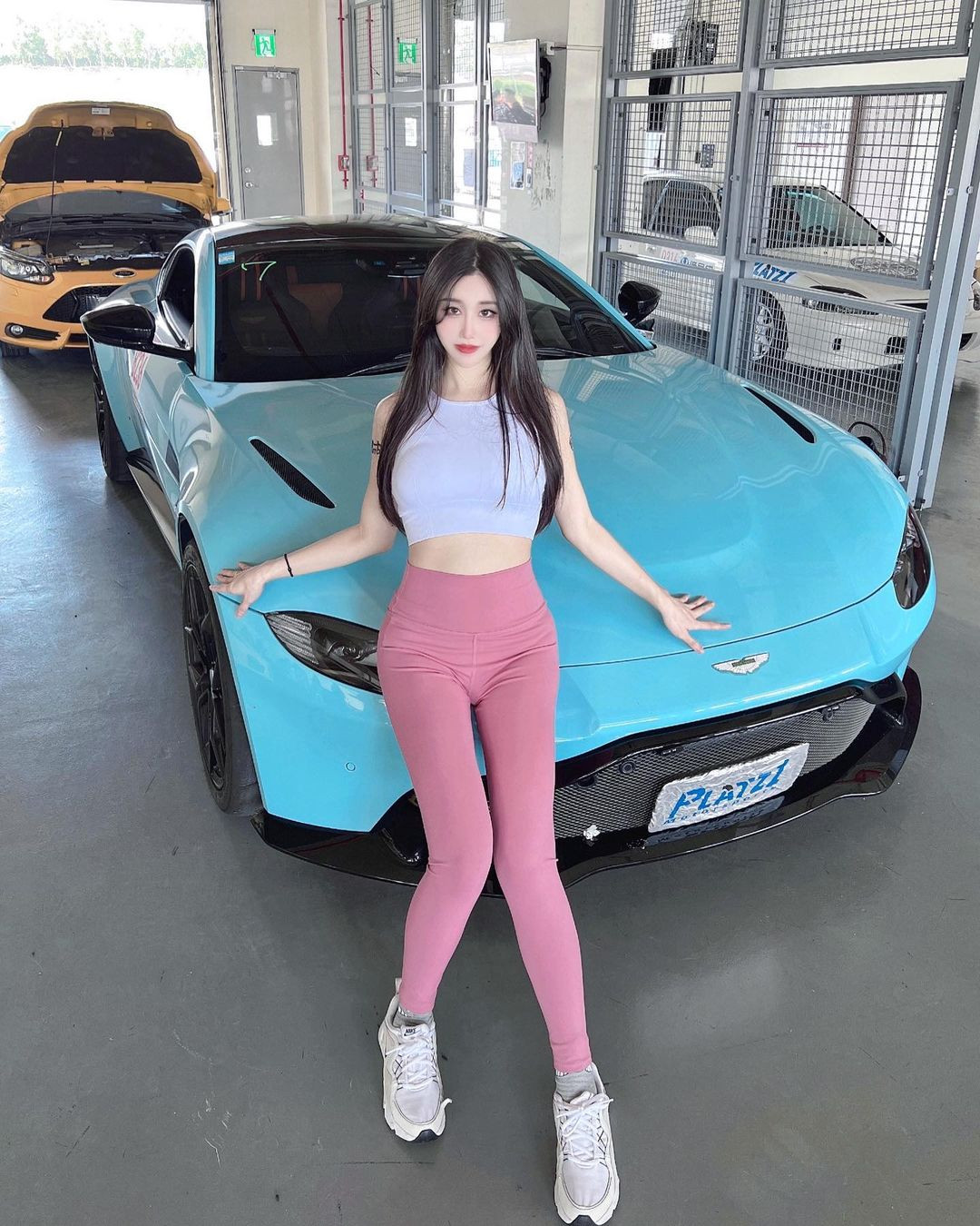 Trong ảnh là Hạ Tiểu Duẫn diện đồ tập, khoe dáng cực nuột bên chiếc siêu xe trứ danh.