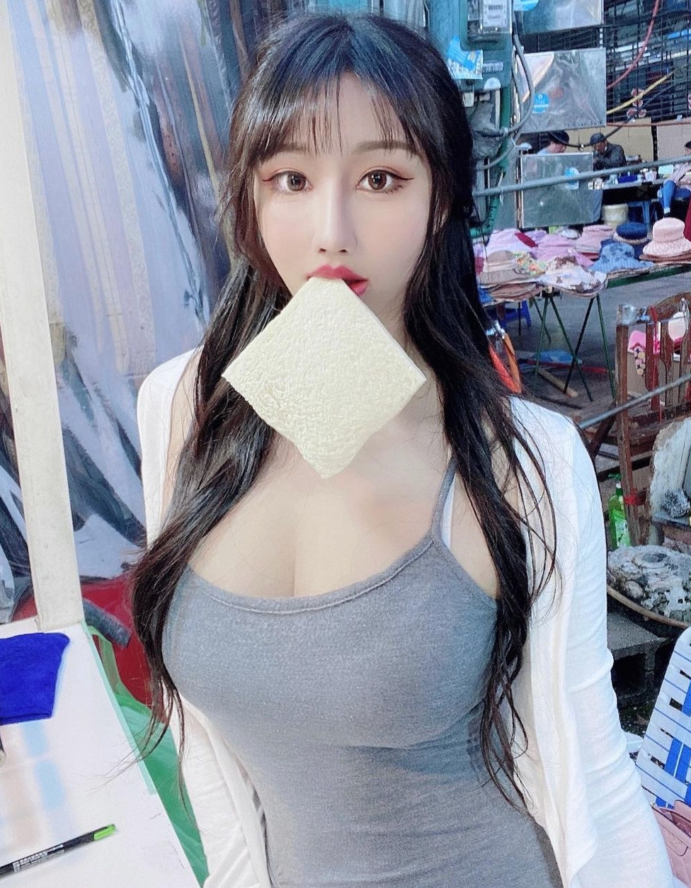 Thực tế, dù chỉ diện trang phục rất đơn giản, hot girl Hạ Tiểu Duẫn cũng đã rất xinh đẹp và lôi cuốn.