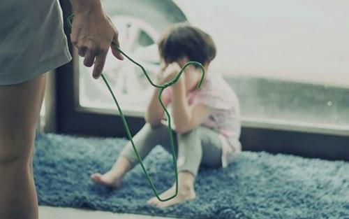 Bo danh dap con trai da man chi vi con giong ong ngoai