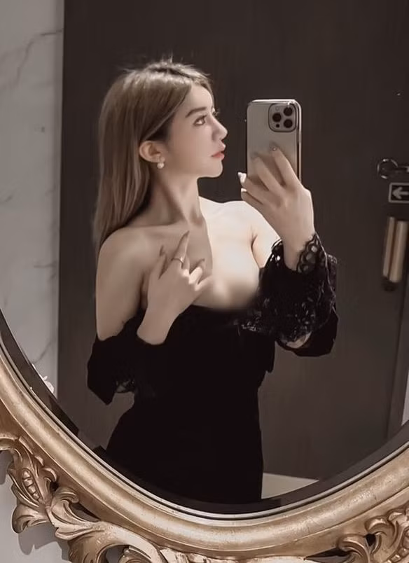 Sở dĩ Evelyn có biệt danh Thiên Đăng Muội là vì trong lúc thả đèn trời, viết điều ước nguyện lên đèn, cô nàng đã ước: "Hi vọng có bạn trai sở hữu cậu nhỏ lớn".