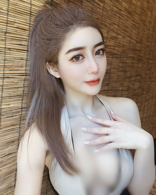 Cô nàng cũng thường xuyên tương tác, giao lưu với các fan hâm mộ. Evelyn được khen là duyên dáng, ngọt ngào.