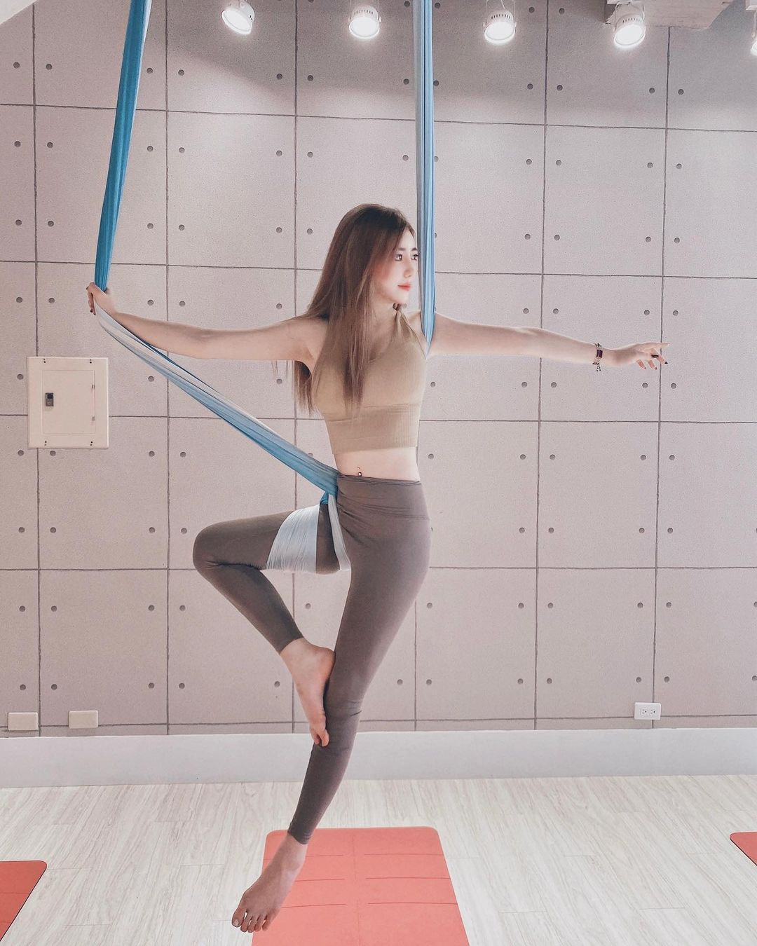 Để giữ dáng, Evelyn rất chăm chỉ luyện tập bộ môn Yoga bay, cô nàng có thể bận nhưng luôn bỏ thời gian để tập luyện.