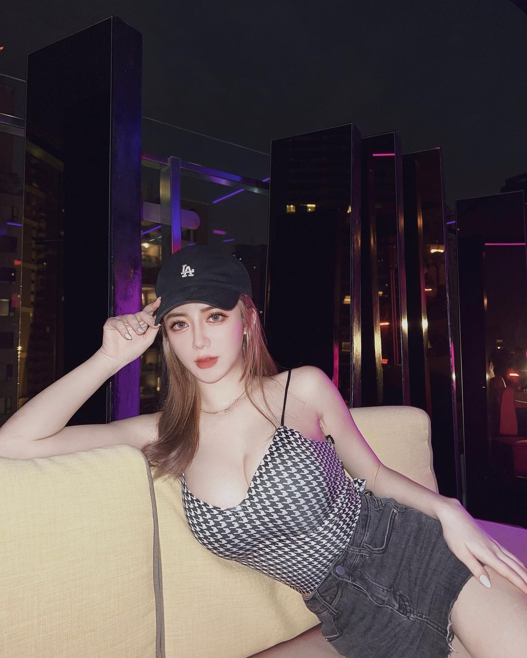 Cô nàng cũng gia nhập công ty người mẫu JKF và trở thành một trong những người mẫu hàng đầu, sở hữu lượng fan khủng.