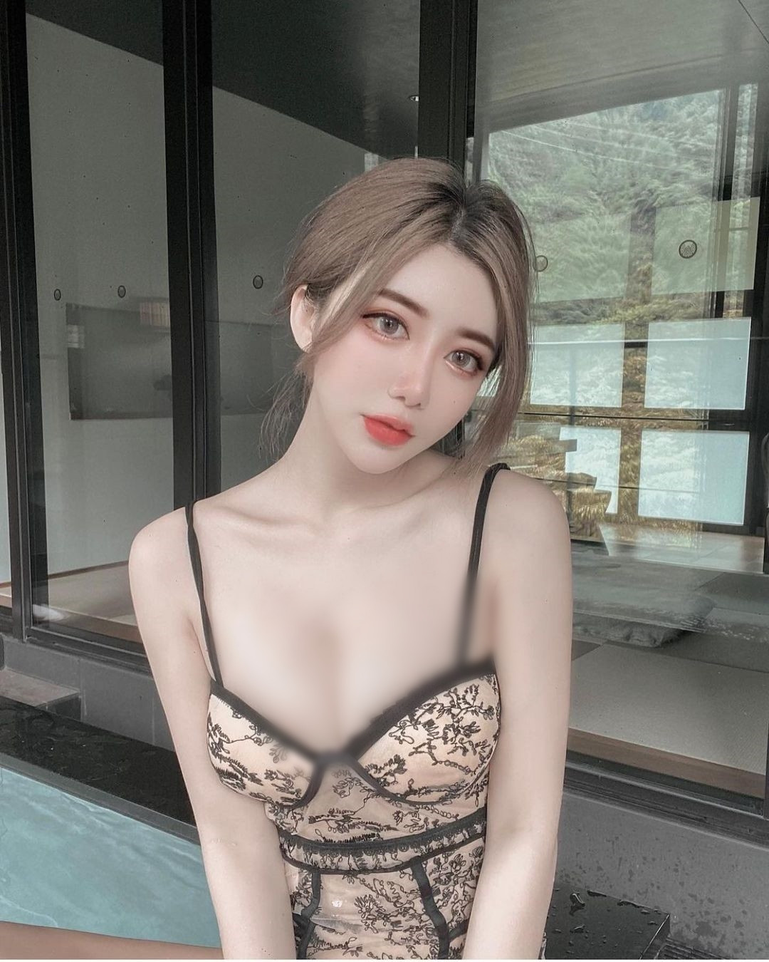 Mới đây, Evelyn lại khoe ảnh trong phòng tắm, khiến dân mạng một lần nữa xôn xao, không ngừng tán dương nhan sắc của cô nàng.