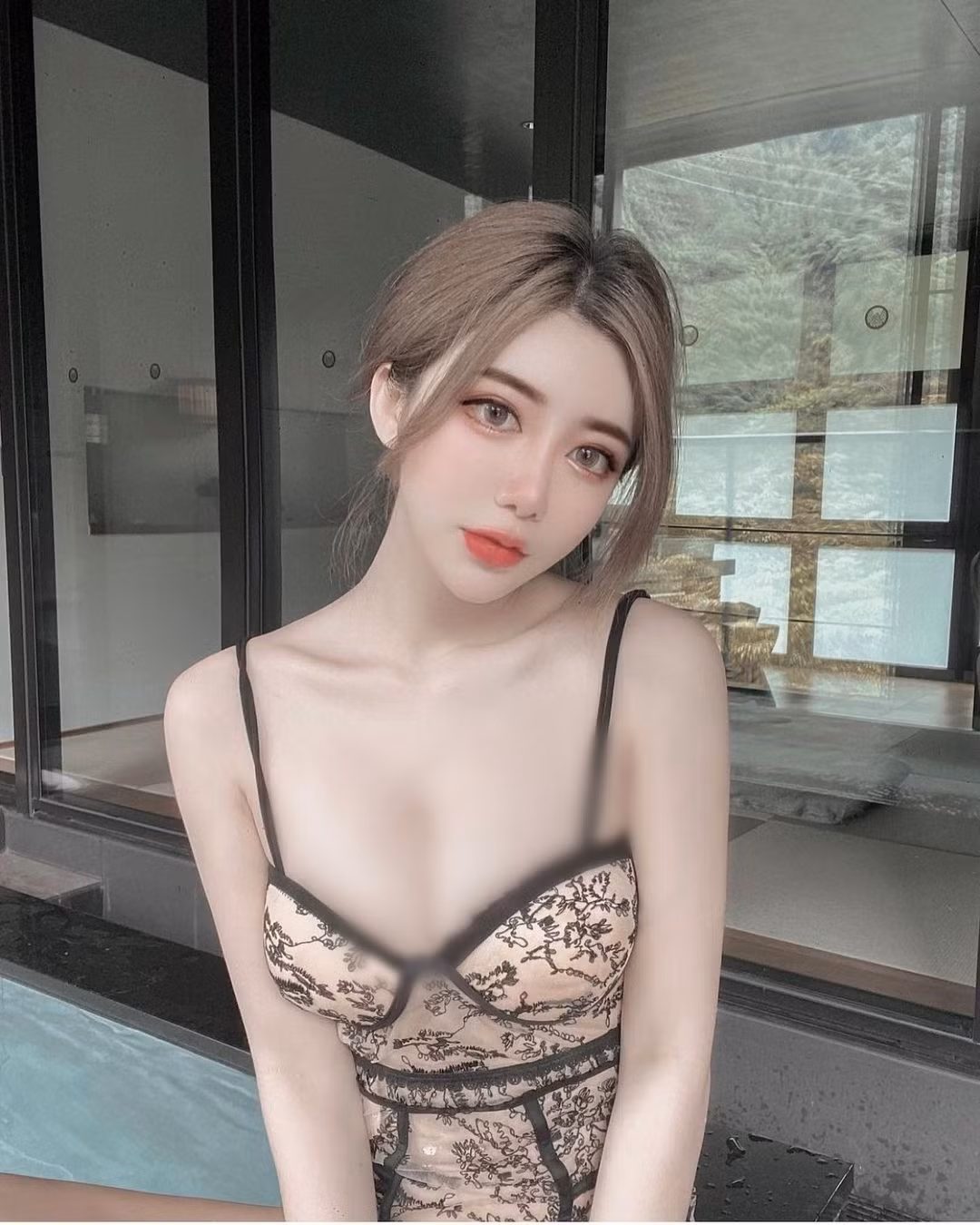 Mới đây, Evelyn lại khoe ảnh trong phòng tắm, khiến dân mạng một lần nữa xôn xao, không ngừng tán dương nhan sắc của cô nàng.