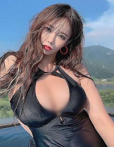 Trên trang cá nhân, Milk vẫn thường xuyên cập nhật hình ảnh xinh đẹp lung linh, gợi cảm khó cưỡng, thu hút thêm nhiều người hâm mộ, yêu thích.