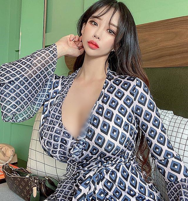 Đa số mọi người đều nhận xét, hot girl này có đường nét trên khuôn mặt rất thanh tú, xinh đẹp và thân hình đồng hồ cát đẹp như truyện tranh.