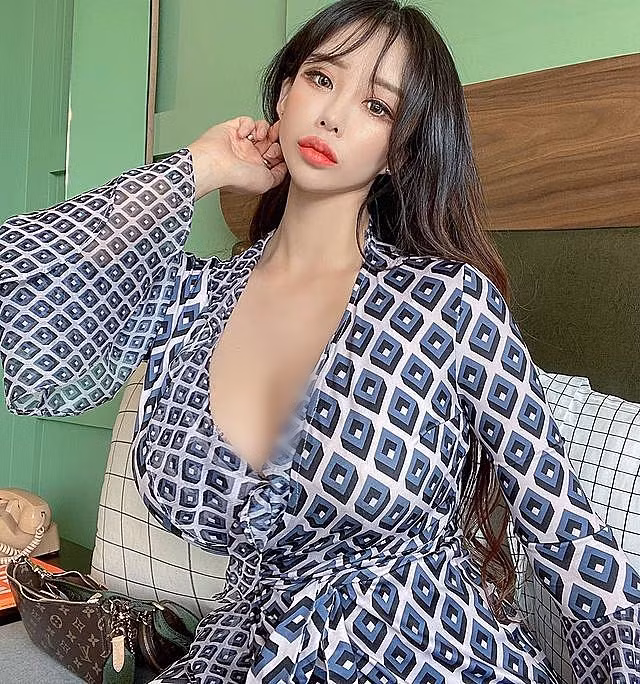 Đa số mọi người đều nhận xét, hot girl này có đường nét trên khuôn mặt rất thanh tú, xinh đẹp và thân hình đồng hồ cát đẹp như truyện tranh.