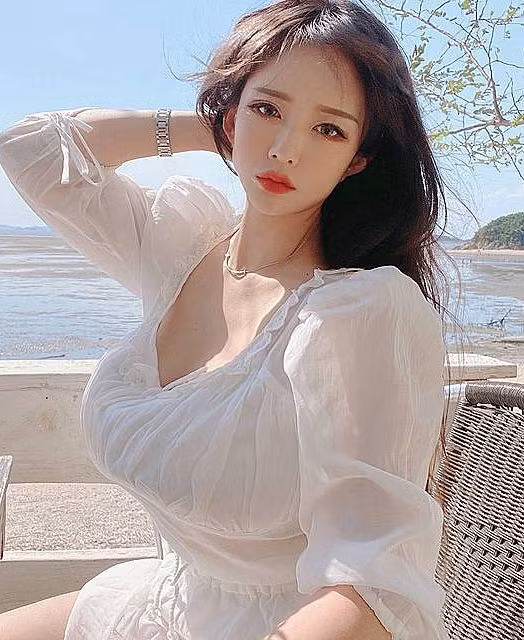 Cũng từng có người nghi ngờ hot girl can thiệp thẩm mỹ nâng ngực, cắt xương sườn để có được thân hình như ý.