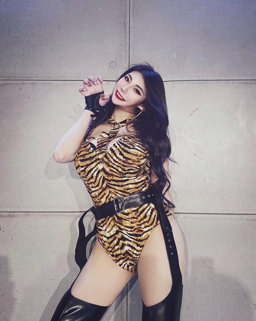 Cô nàng hiện đã gia nhập công ty người mẫu JKF và nhận được sự chú ý nhất định, là một "hạt nhân" được công ty quan tâm, tạo điều kiện.