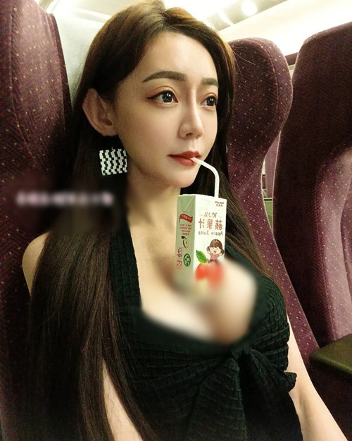 Thế nhưng, trang phục hở hang quá đà của cô nàng vẫn gây nhức mắt khi diện ở nơi công cộng như xe khách, siêu thị, tàu điện ngầm.