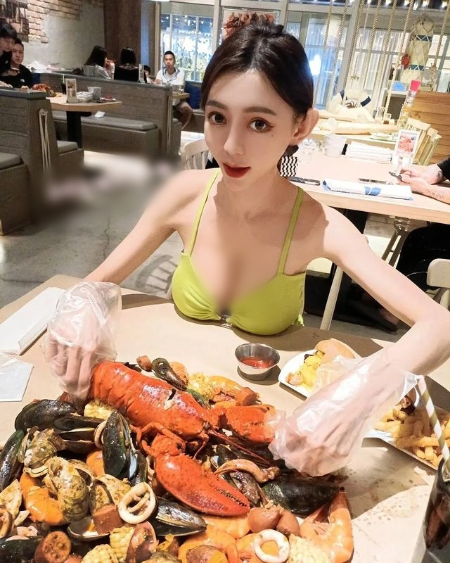 Sở hữu khuôn mặt xinh đẹp, bắt mắt và dáng vóc cực kỳ nóng bỏng, hot girl không ngần ngại diện những set đồ bó sát, tôn thân hình của mình.