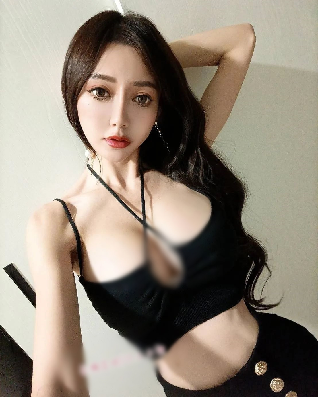 Ngoài công việc người mẫu, cô nàng làm giáo viên tiếng Nhật. Trước đó, Nagase Kunni từng học đại học tại Kyoto, Nhật Bản, chuyên ngành tiếng Nhật. Sau khi tốt nghiệp, cô nàng làm việc tại Nhật Bản một thời gian.