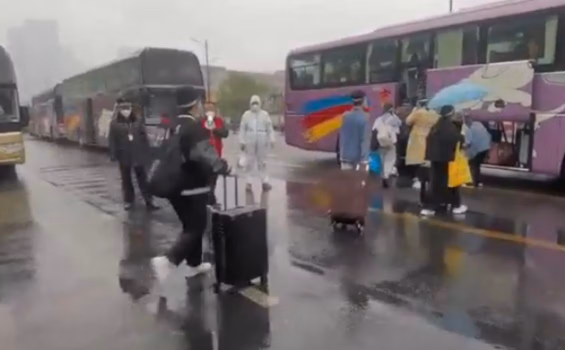 Treo tuong di hen ho, co gai khien 5.000 nguoi bi cach ly