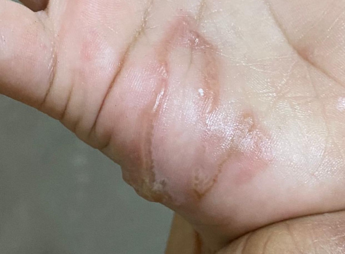 De con nghich cat, me phat hien dieu kinh di trong tay con