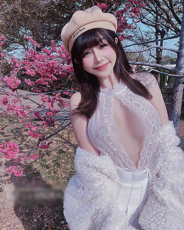 Nhìn qua chẳng khác nào quấn vải ra đường, rất lố bịch, phản cảm.