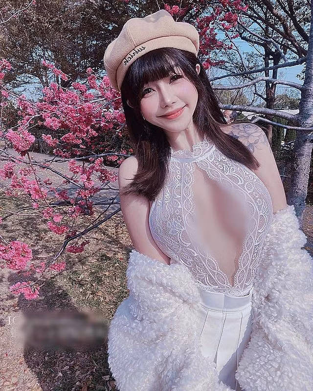 Nhìn qua chẳng khác nào quấn vải ra đường, rất lố bịch, phản cảm.