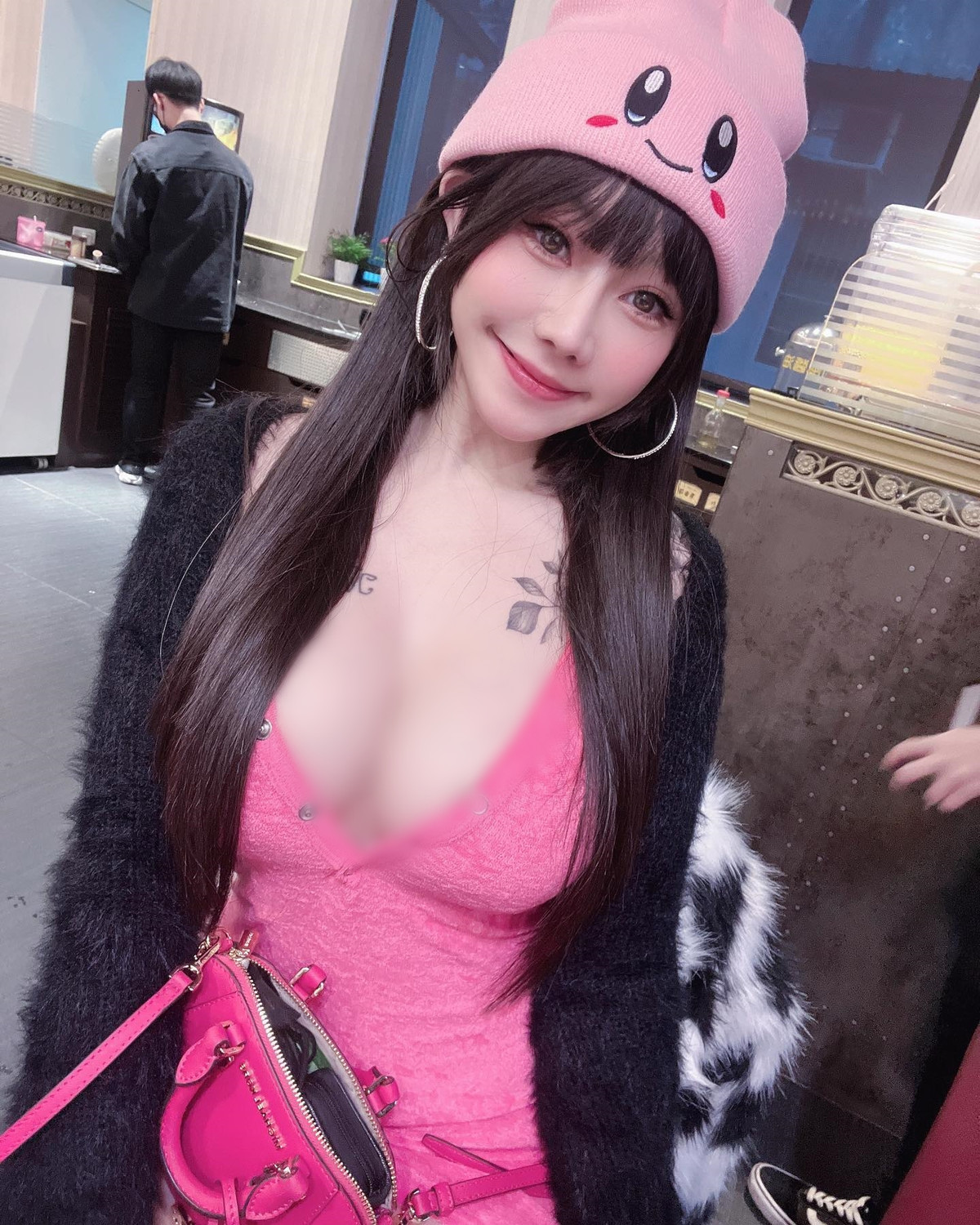  Hot girl Hi Hi, người Đài Loan, vốn nổi tiếng với khuôn mặt xinh đẹp và gu thời trang táo bạo. Cô nàng sẵn sàng diện những set đồ cắt xẻ khắp nơi và vô tư xuống phố.