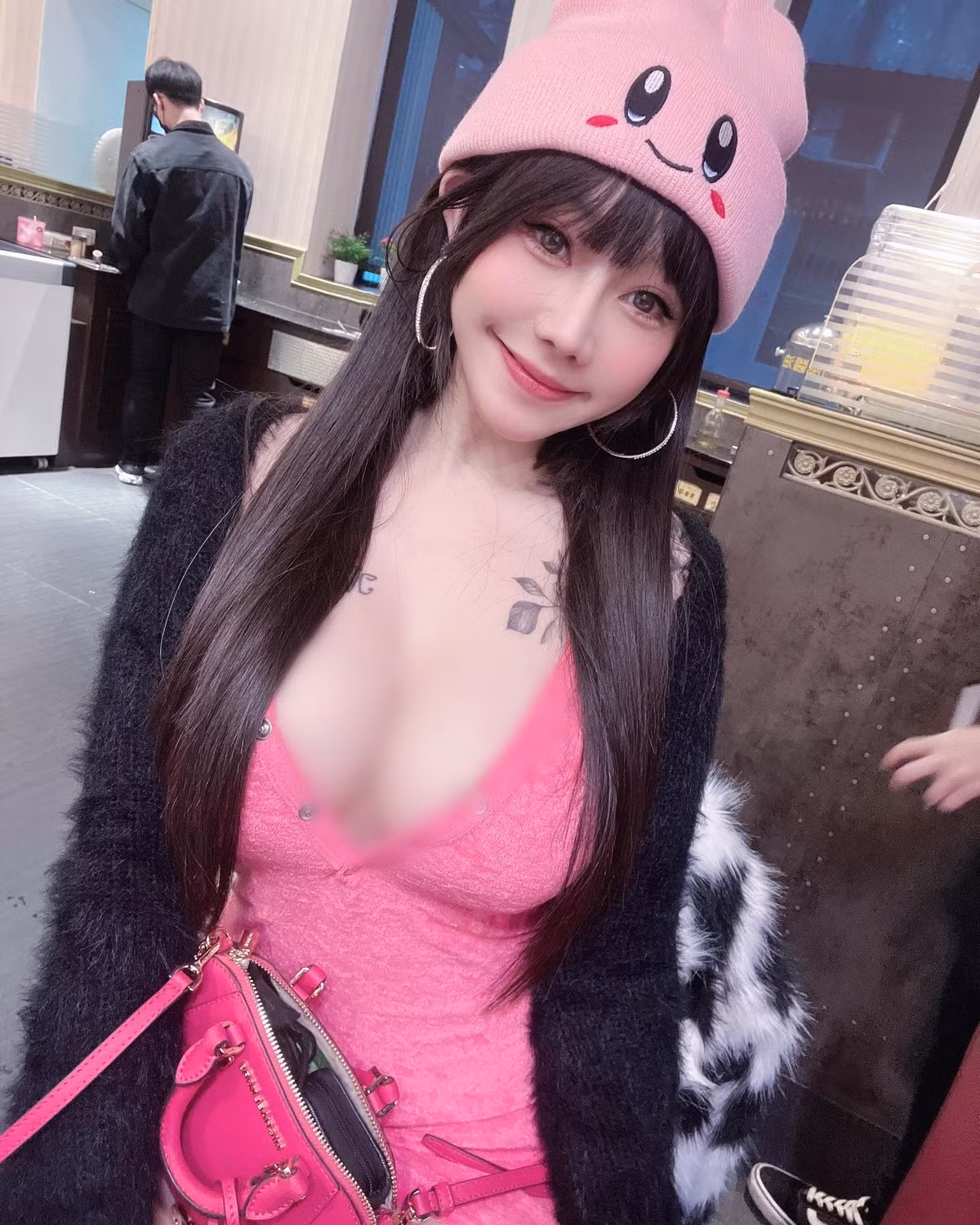  Hot girl Hi Hi, người Đài Loan, vốn nổi tiếng với khuôn mặt xinh đẹp và gu thời trang táo bạo. Cô nàng sẵn sàng diện những set đồ cắt xẻ khắp nơi và vô tư xuống phố.